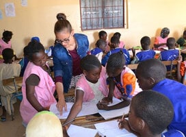 Volunteers Kenya- Volunteer teaching