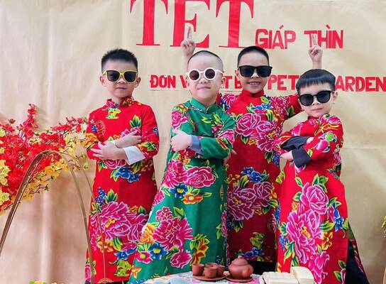 Tet with children 