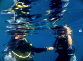 Open Water Diver on the descent with instructor 