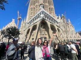 Two study abroad students in front of the Basílica de la Sagrada Família in Barcelona, Spain