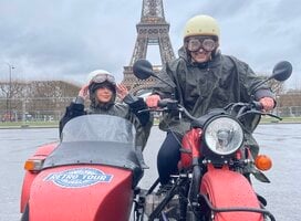 EF students exploring Paris in the rain