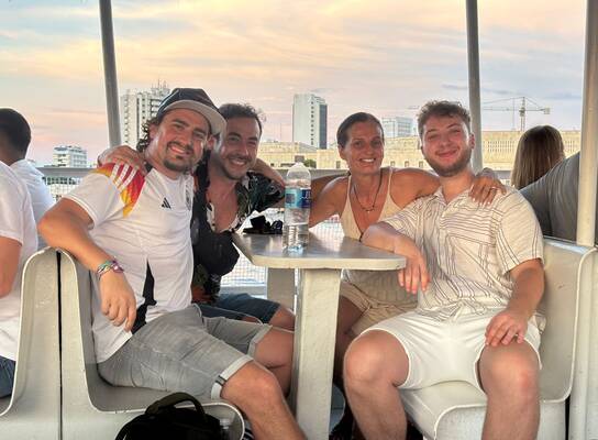Our students love spending time on the catamaran! It’s a fun activity where they can relax, enjoy the sun, and admire the beautiful sea views. They laugh, share good moments together, and sometimes even dance or sing on board. It’s the perfect way to disconnect, make friends, and have an unforgettable experience.