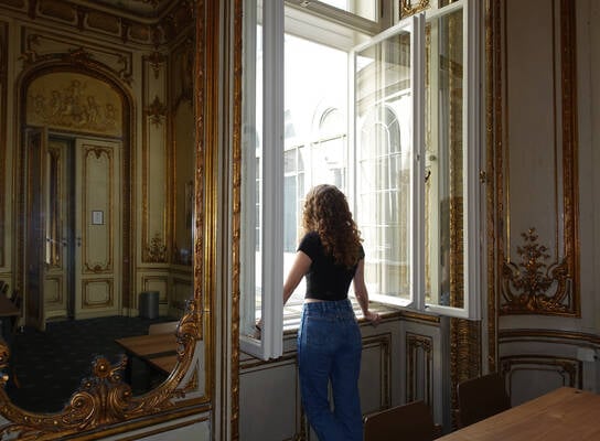 A student in the IES Vienna building.