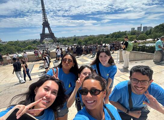 The perfect selfie in Paris - Summer 2025