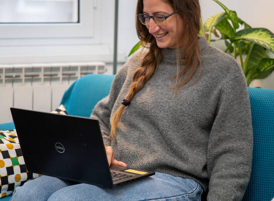 A student attending an online course