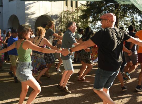 People dancing in Dançarão
