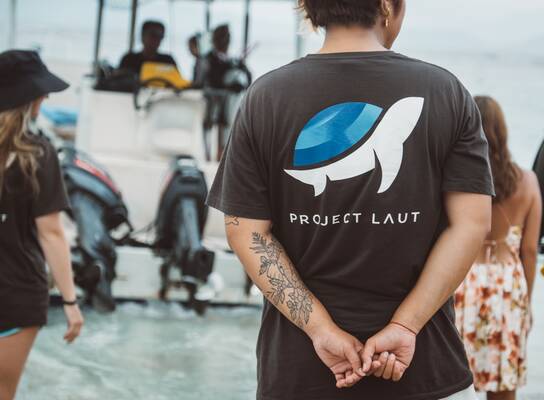 Project laut volunteers boarding the dive boat