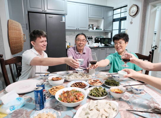 Lingoinn student homestay meal time in Chengdu