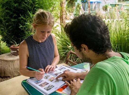 Students learning Spanish with native-speaking teachers in the heart of Antigua Guatemala. Personalized Spanish lessons help travelers, volunteers, and digital nomads build confidence and fluency.