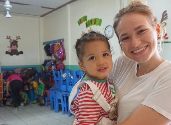 Volunteer in Costa Rica Working with Children