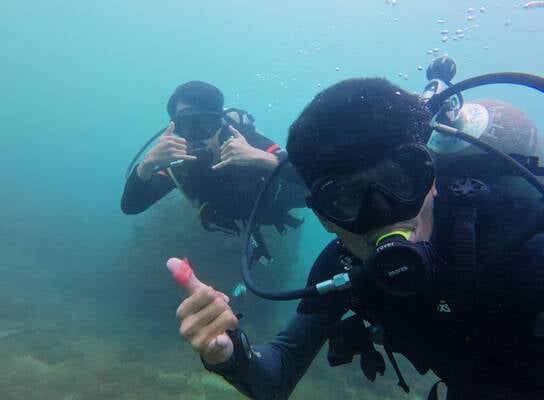 scuba diving with volunteer from south korea