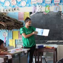 Projects Abroad volunteer in school in Samoa