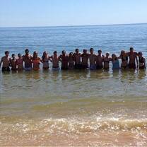 YES participants with their Intercambios at the beach 