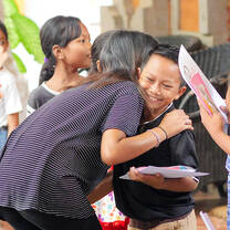 Volunteer Programs Bali, volunteer Anchalee congratulating her Student of the Month.