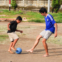Volunteer Programs Bali. Volunteer Eduardo and his student in a friendly competition after class.