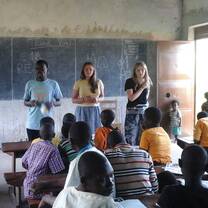 volunteers holding an Art class