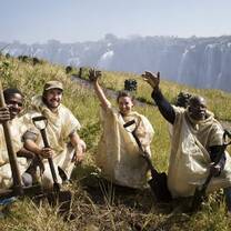 Volunteers planting trees in Zambia 