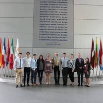 Lier students in front of a monument