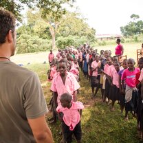 The volunteer planning with the children what to do