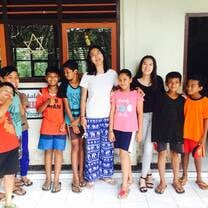 group photo with the 6th grade kids at SD5 Kedewatan