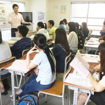 Introduction to companies by representatives looking for new employees