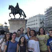 students in front of Monumento a Filippo IV