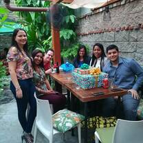 Students dine outdoors
