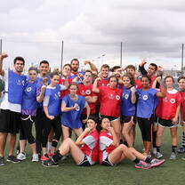 Students of the “Global dimension of soccer: European clubs” practice soccer with other students and Instituto Franklin-UAH staff.
