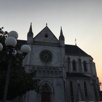 une cathedrale au centre-ville Pau