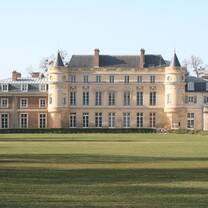 International School campus in Paris area