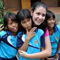 Volunteer in Philippines with children