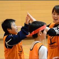 Kid giving high 5 to the lady