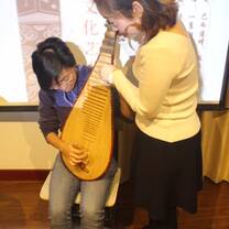 international student learning how to play pipa