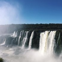Side viewpoint of the famous falls 