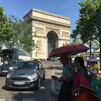 Une belle vue de l’Arc de Triomphe sous le ciel de Paris