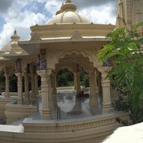 K-L YES Abroad Students  a small temple