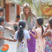 Volunteering in Bali, volunteer Victoria teaching about numbers.
