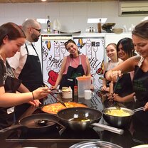 learning how to make paella