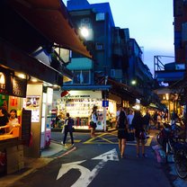 An image of Shida night market at sunset.