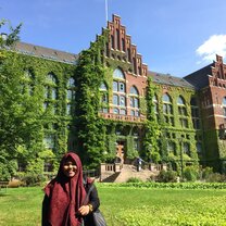 Student in front of lund university