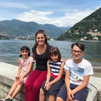 Host siblings at Lake Como