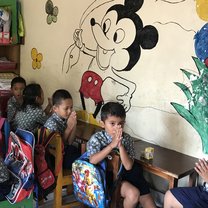kids praying before class starts