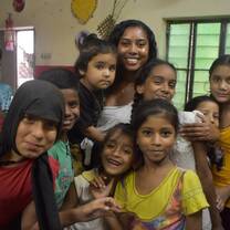 Volunteer posing with children in Jaipur, India with The Tarzan Way