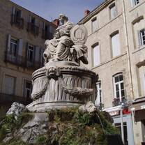 Beautiful fountain with plants around it. 