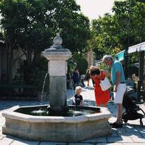 A family discovers a fountain at L'Isle-sur-la-Sorgue