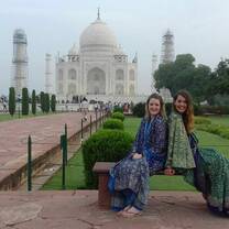 taj mahal and volunteers