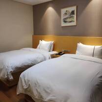 High Quality & Comfortable 4 Stars Hotel in School, Never Seen in other Summer Camps