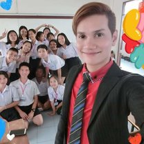 Groupfie with them 💕 some of my Mathayom-5 students. 💖🙏