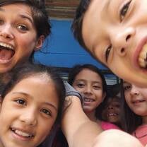 volunteer with children in costa rica