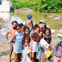 Picking up trash with a youth development organization at a coastal community in Cartagena. 